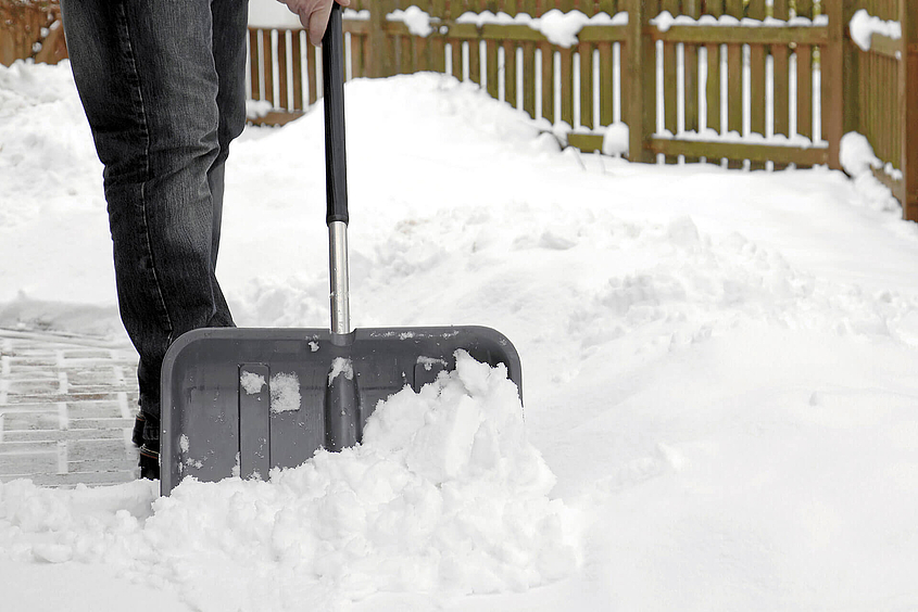Piepenbrock Mitarbeiter des Winterdienstes räumen Gehwege frei