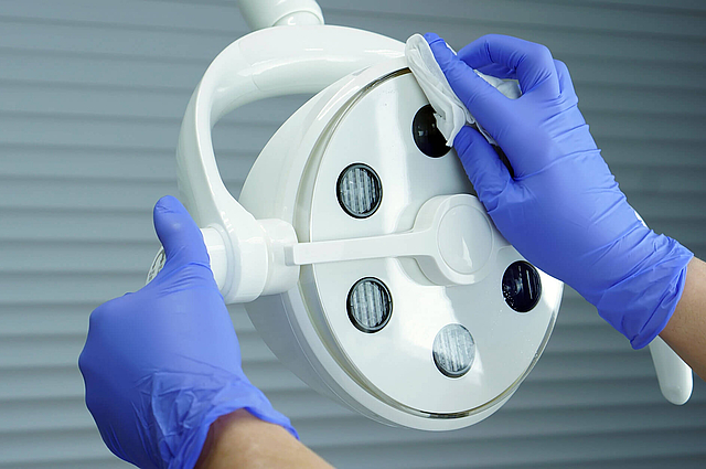 Sterile Praxisreinigung einer Lampe