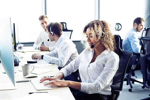 Mitarbeiterin des Helpdesks in der Zentrale
