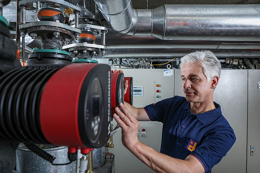 Mitarbeiter prüft Pumpanlagen im Infrastrukturelles Facility Management