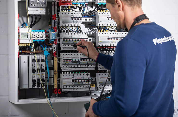 Piepenbrock Mitarbeiter führt die Prüfung der elektrischen Anlagen durch