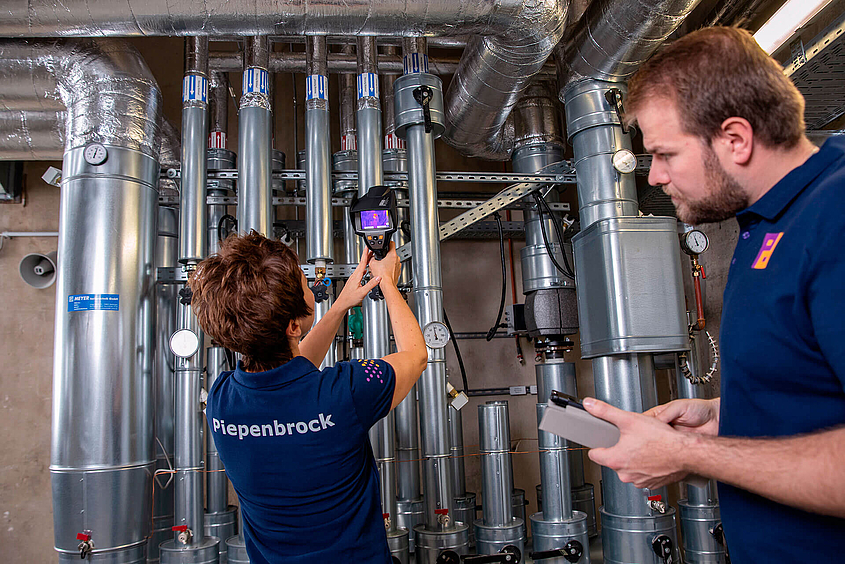 Piepenbrock Mitarbeiter führen ein Energieaudit durch