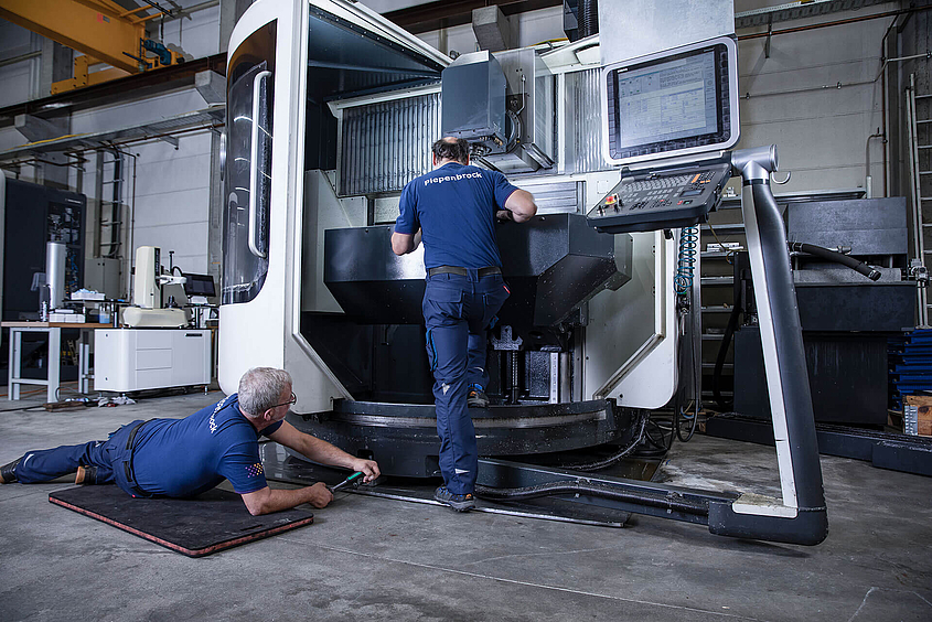 Mitarbeiter des Piepenbrock Industrieservice an einer Maschine