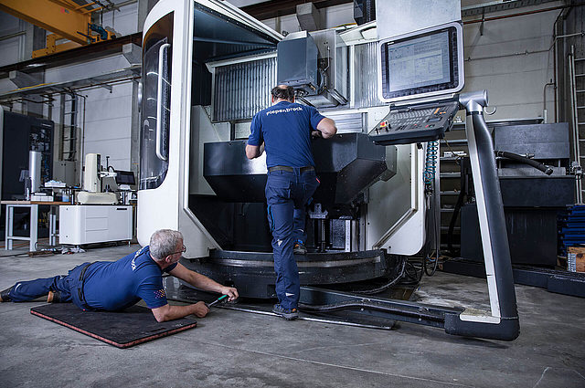 Mitarbeiter des Piepenbrock Industrieservice an einer Maschine