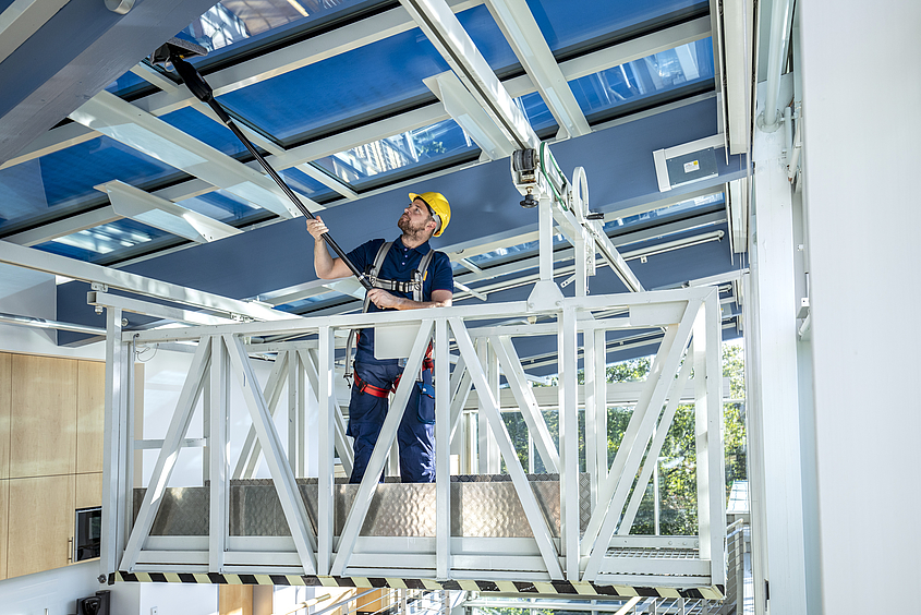 Definition von Glasflaechenreinigung Piepenbrock-Mitarbeiter reinigt Glasdach