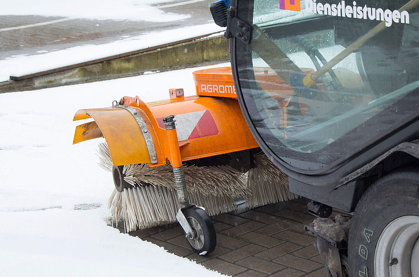 Kehrfahrzeug des Piepenbrock Winterdienst bei der Arbeit