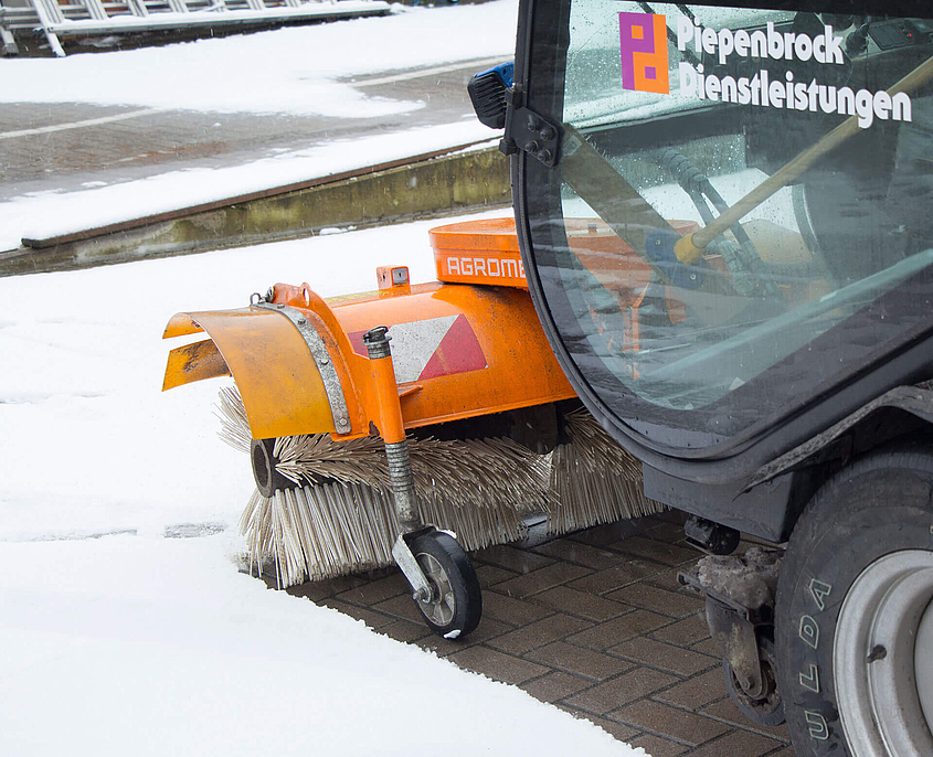 Kehrfahrzeug des Piepenbrock Winterdienst bei der Arbeit