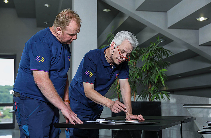 Piepenbrock Mitarbeiter aus dem Facility Management beraten sich