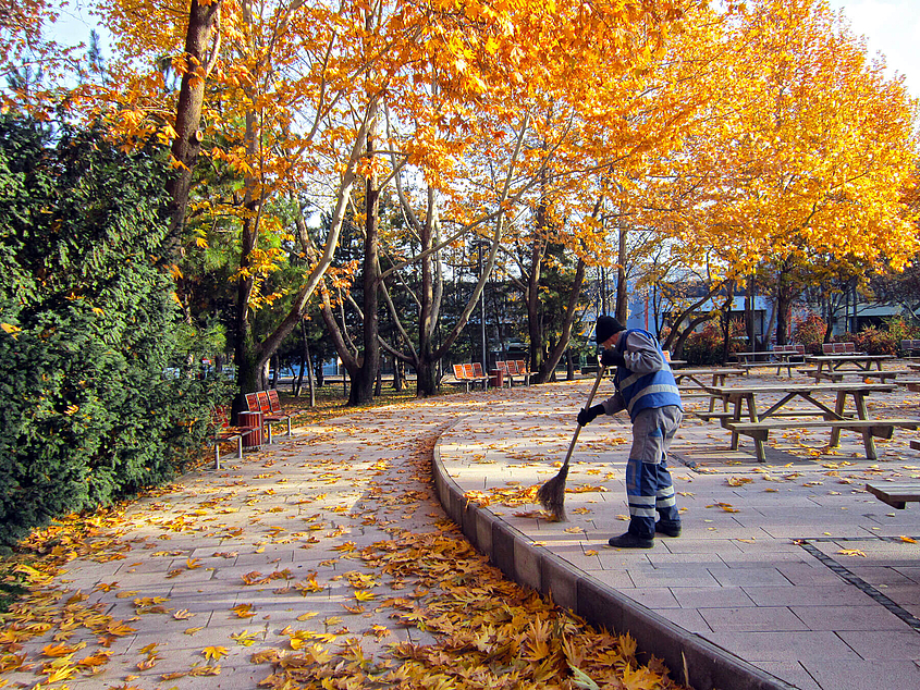 Piepenbrock Mitarbeiter bei der herbstlichen Außenreinigung