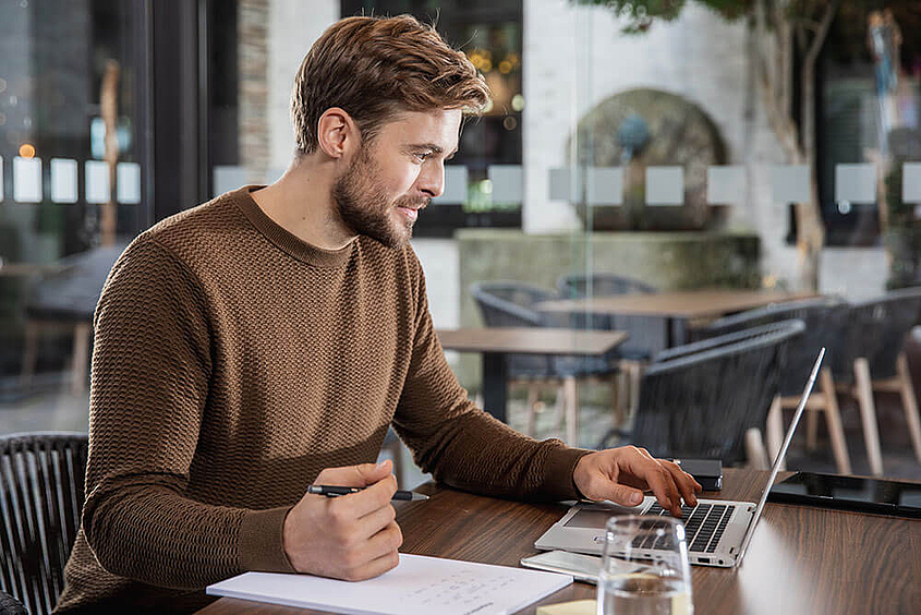 Mitarbeiter des Facility Management Consulting während der Projektarbeit