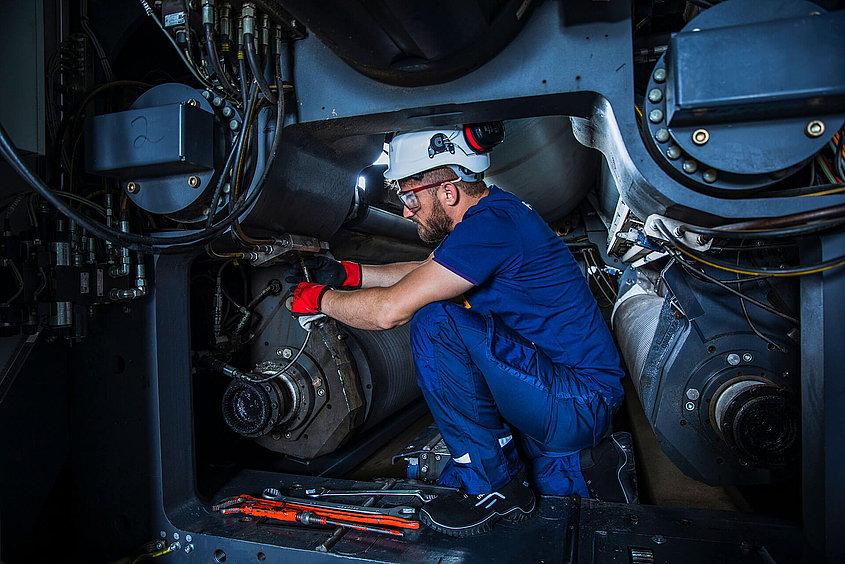 Piepenbrock Outsourcing Mitarbeiter arbeitet an einer Maschine
