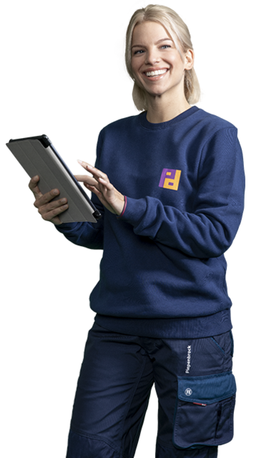 Mitarbeiterin in Piepenbrock Arbeitskleidung mit Tablet in der Hand