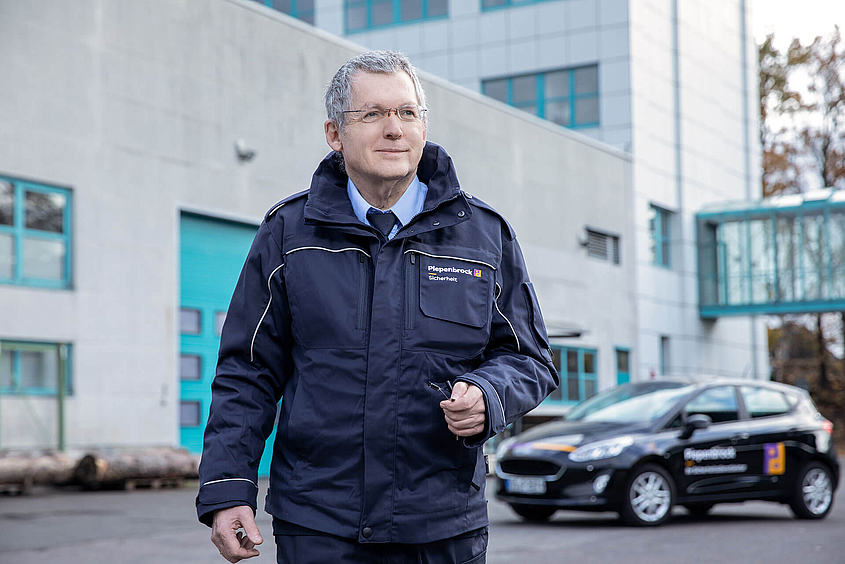 Mitarbeiter der Piepenbrock Sicherheit beim Kontrollgang 