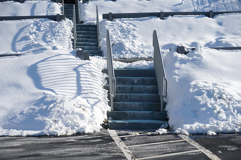 Definition von Verkehrssicherungspflicht von Schnee befreite Treppe