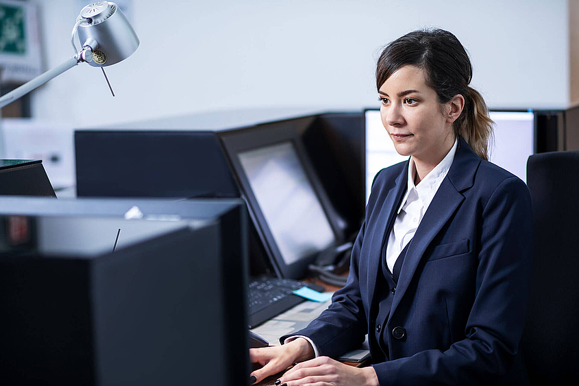 Mitarbeiterin des Pfortendienstes am Computer 