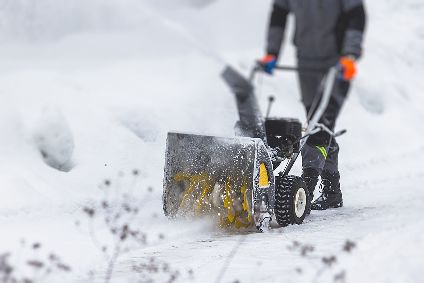 Definition von Verkehrssicherungspflicht Piepenbrock-Mitarbeiter räumt Schnee