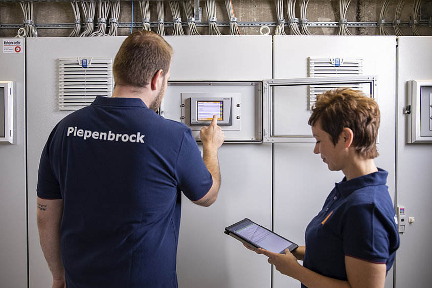 Definition von Energieberatung Piepenbrock-Mitarbeiter prüfen Energieanlage