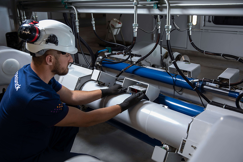 Piepenbrock Mitarbeiter führt die Prüfung einer elektrischen Maschine durch