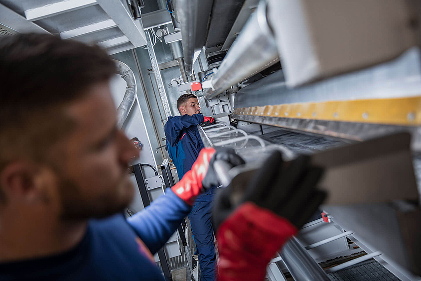 Piepenbrock Industrieservice montiert eine Maschine