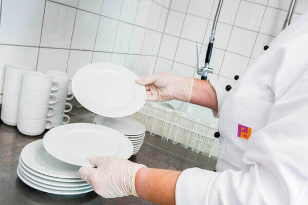 Piepenbrock Mitarbeiter führt Spüldienst durch