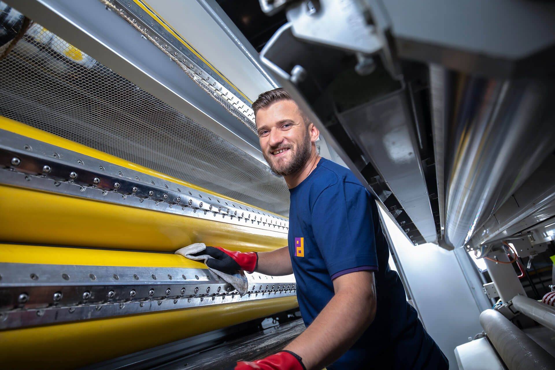 Mitarbeiter der Instandhaltung reinigt Maschine
