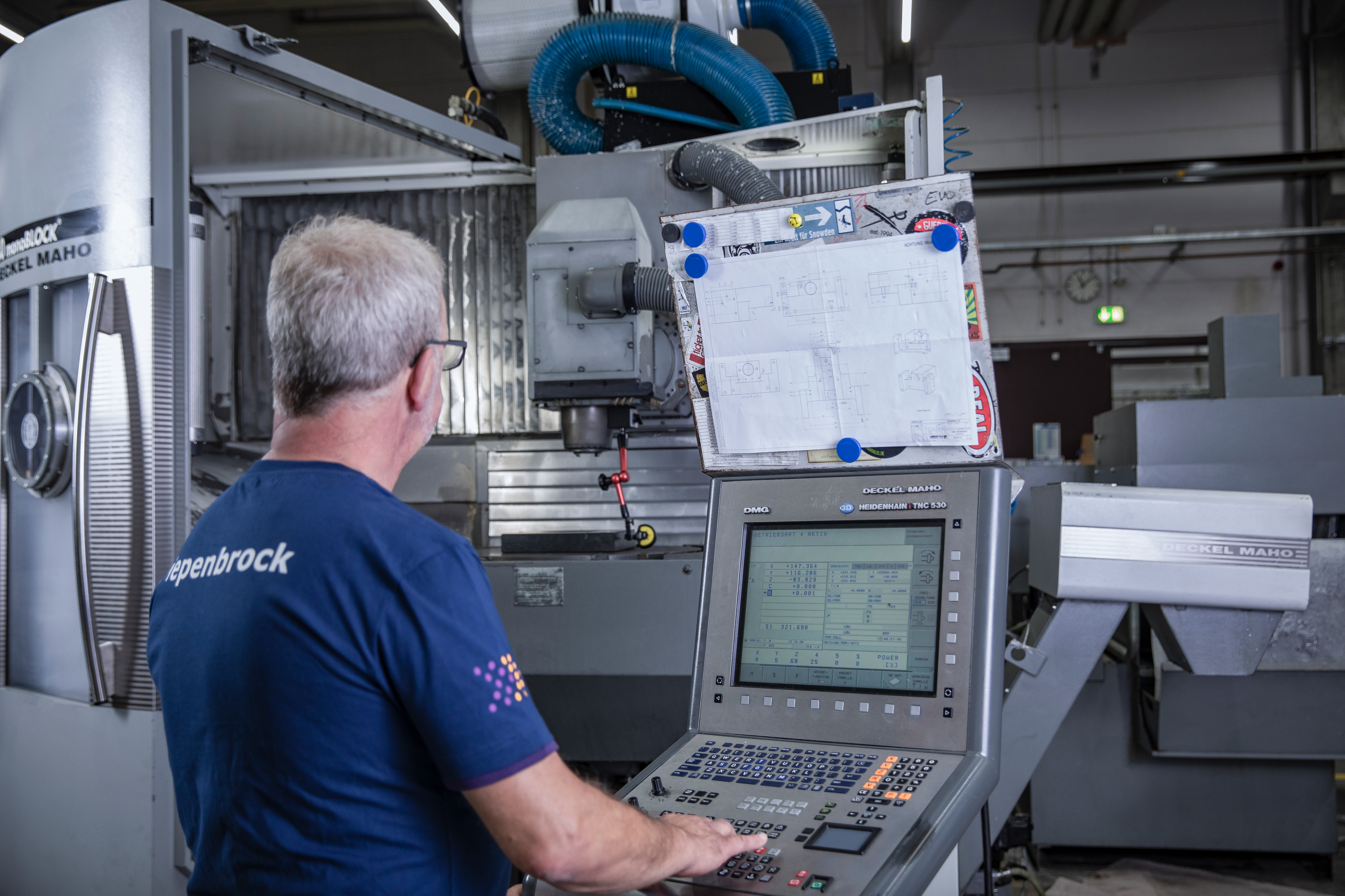 Definition von Implementierungsbegleitung Piepenbrock-Mitarbeiter arbeitet an Kontrollsystem