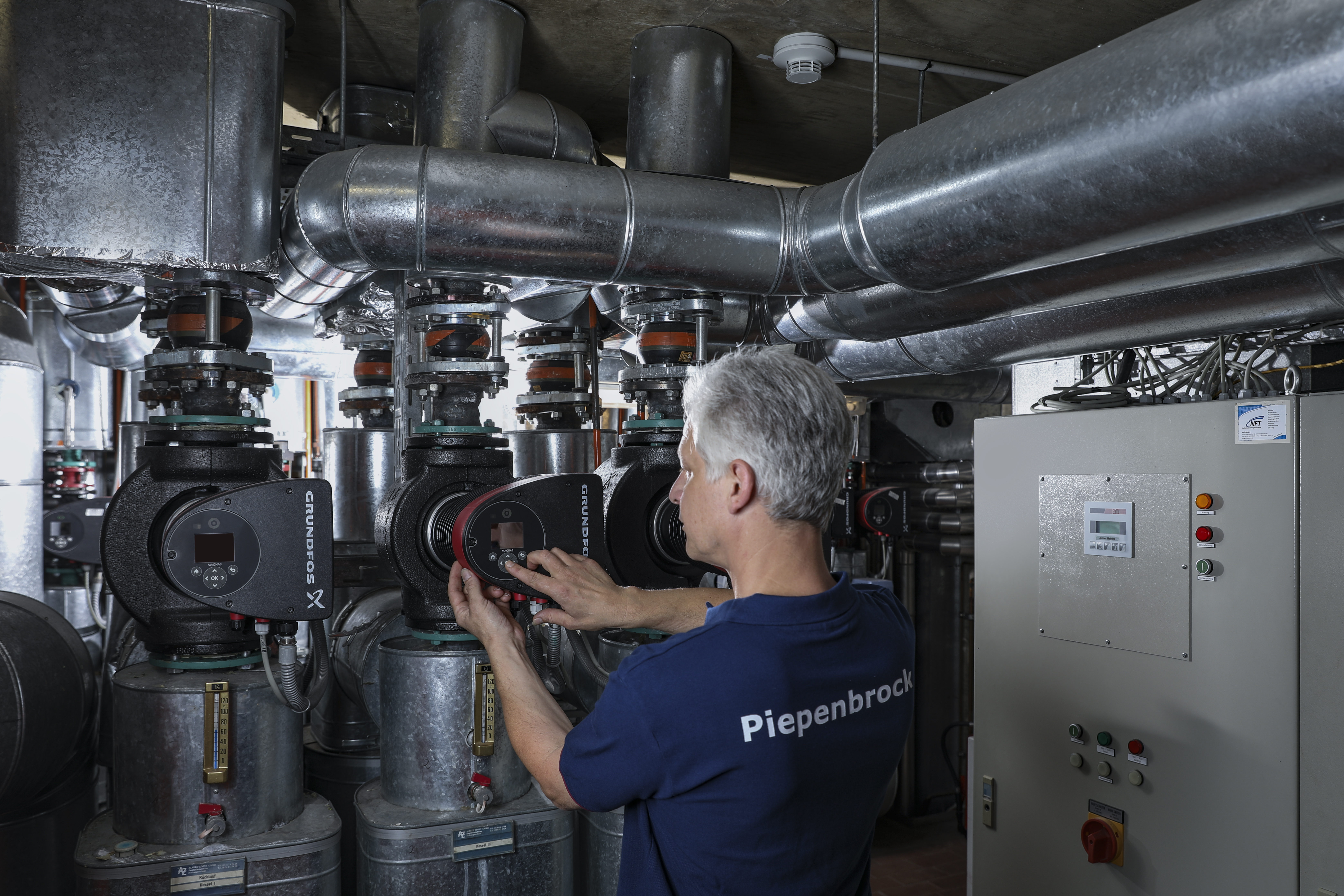 Definition von ISO 50001 Piepenbrock-Mitarbeiter kontrolliert Anlage
