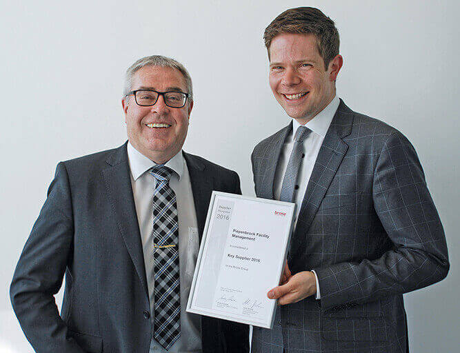 Achim Brückner überreicht „Key Supplier Award“ an David Jung