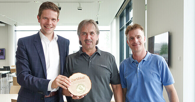 Übergabe des goldenen Siegels für ökologische Gebäudereinigung