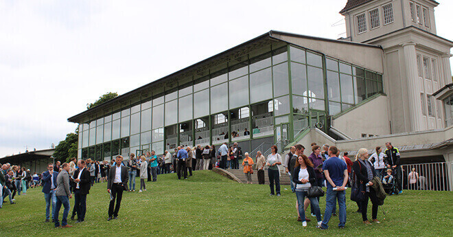 Besucher an der Rennbahn