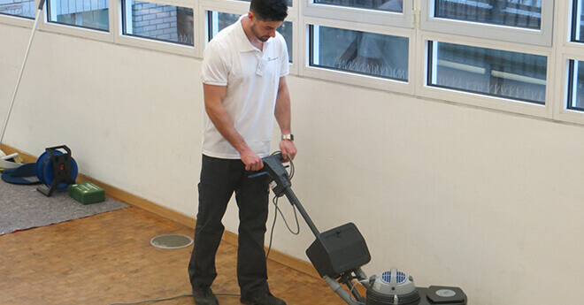Trainee Jonas Vetter bei der Reinigung
