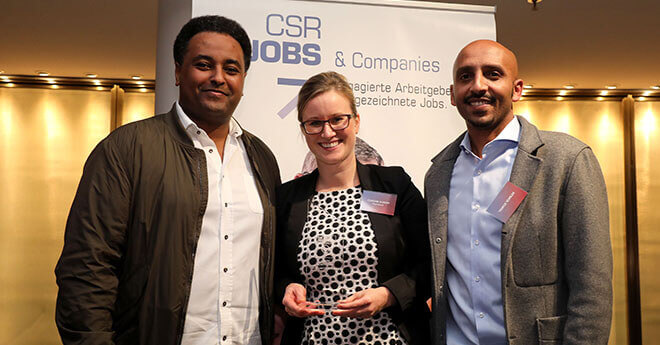 Entgegennahme der Trophäe CSR Job Award für Kunst und Kulturförderung