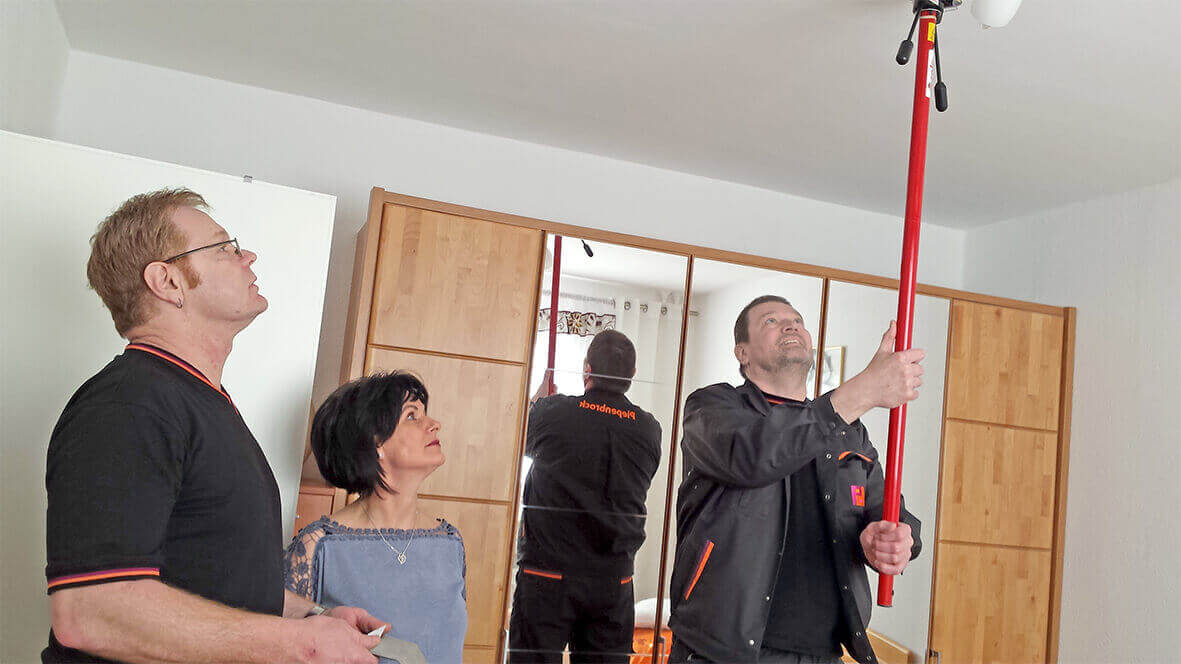 Installation eines Rauchmelders durch Piepenbrock Mitarbeiter