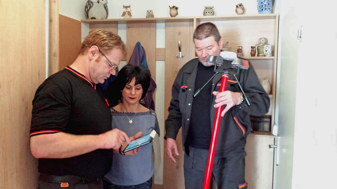 Installation eines Rauchmelders durch Piepenbrock Mitarbeiter