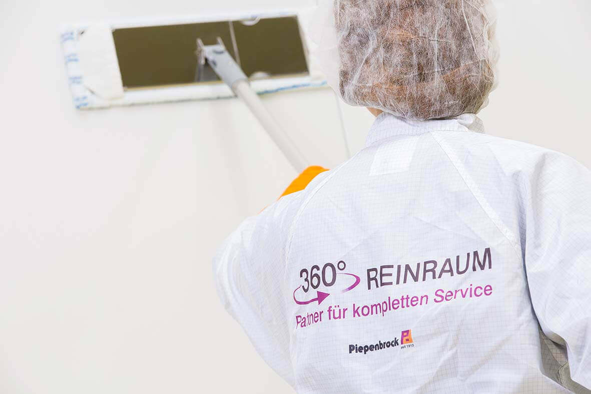 Piepenbrock Mitarbeiter in der Reinraumreinigung
