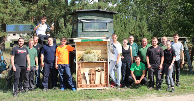 Auszubildende präsentieren selbst gebautes Insektenhotel