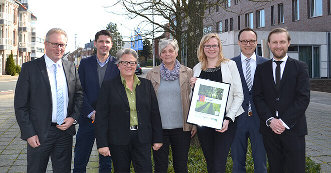Gruppenbild Piepenbrock und VR Bank Mitarbeiter 