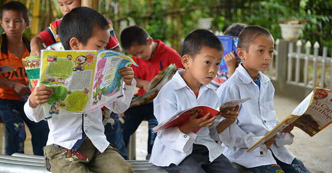 Kinder beim Lesen