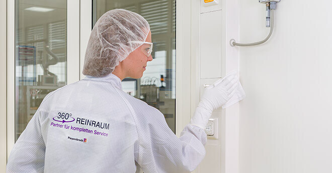 Piepenbrock Mitarbeiterin in der Reinraumreinigung