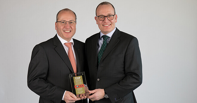 Geschäftsführer Olaf und Arnulf Piepenbrock präsentieren Trophäe