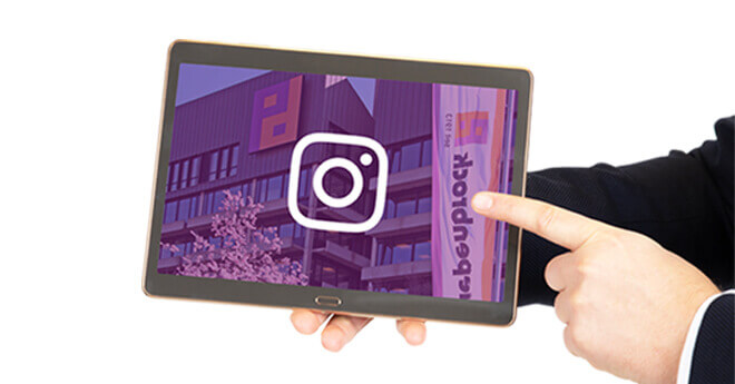 Tablet mit Instagram Logo