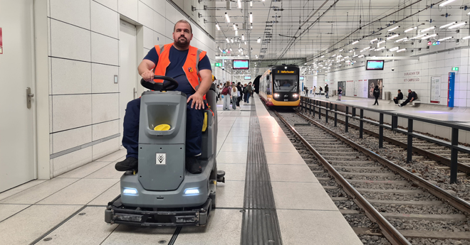 Fußbodenreinigung in der Karsruher-U-Bahnstation