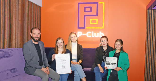 5 Personen auf einem Sofa, die als Best Recruiters 2024 ausgezeichnet wurden.