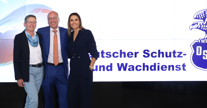 Gruppenbild der Verantwortlichen des Sicherheitsdienstes und der Luftsicherheit, Nicole Oppermann, Olaf Piepenbrock und Mehtap Khalaj vor dem Hintergrund des DSW-Logos
