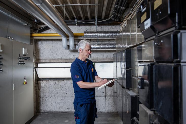 Definition von Betreiberverantwortung technische Anlagen Mitarbeiter prüft Anlage